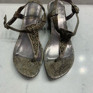 Kenneth Cole Reaction Sun Baked metallic grey animal print wedge sandal size 7